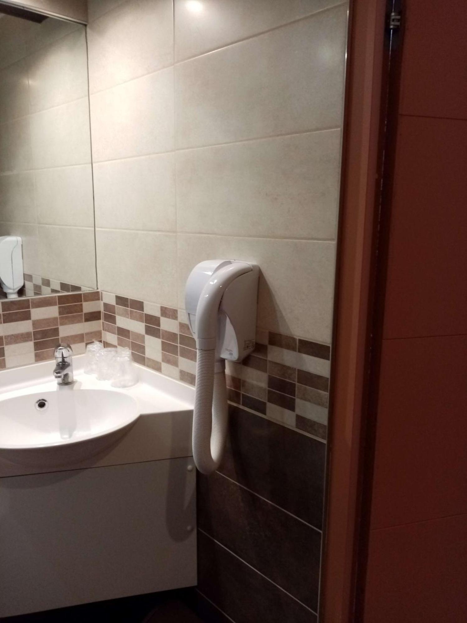 Brit Hotel St-Quentin/Nord Fayet  Zewnętrze zdjęcie