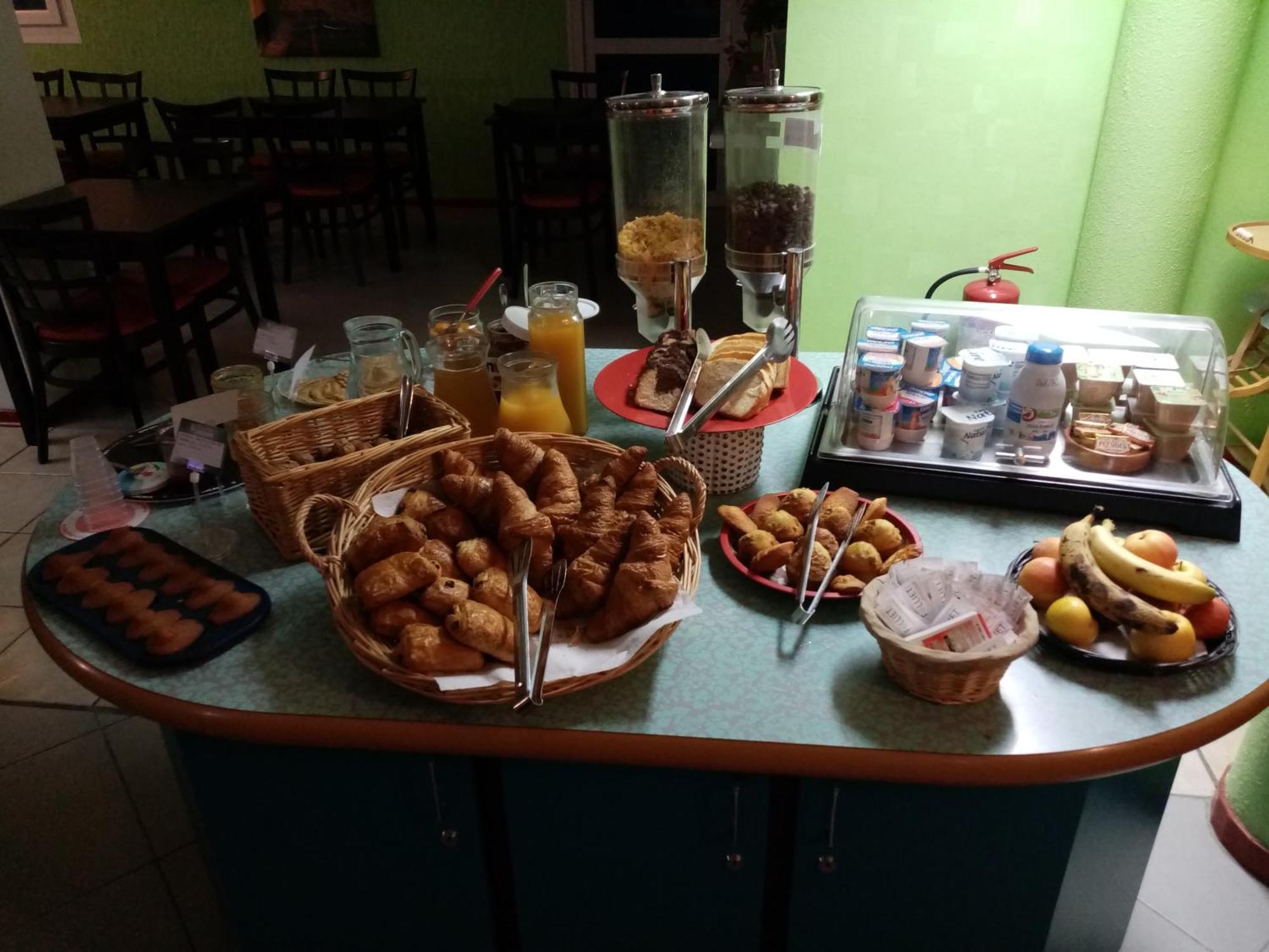 Brit Hotel St-Quentin/Nord Fayet  Zewnętrze zdjęcie