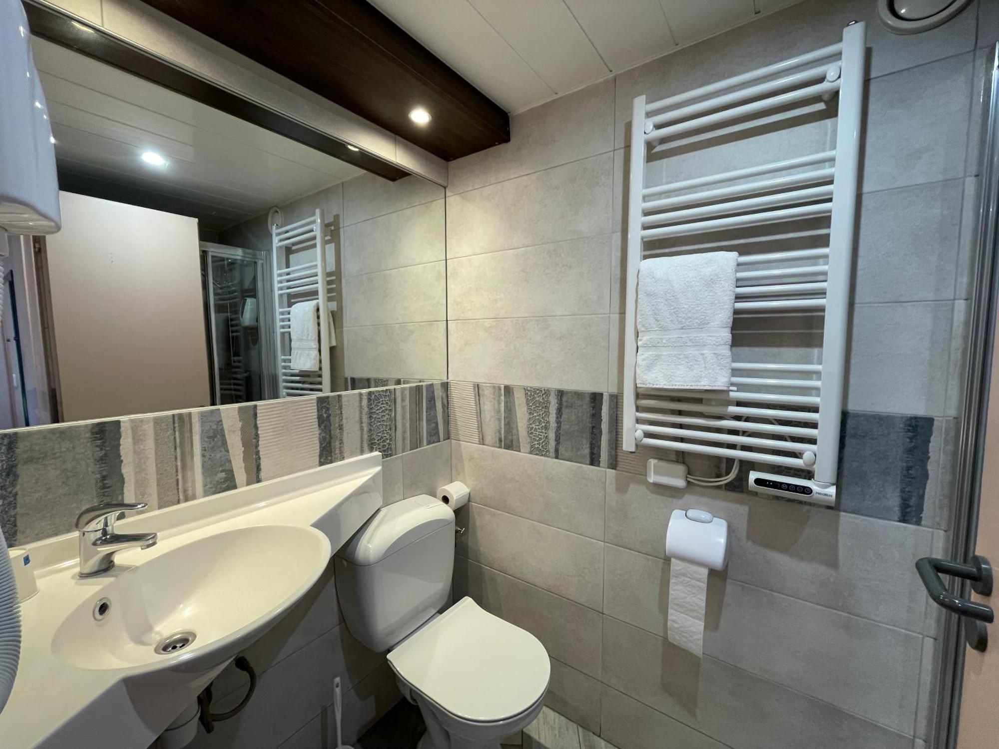 Brit Hotel St-Quentin/Nord Fayet  Zewnętrze zdjęcie