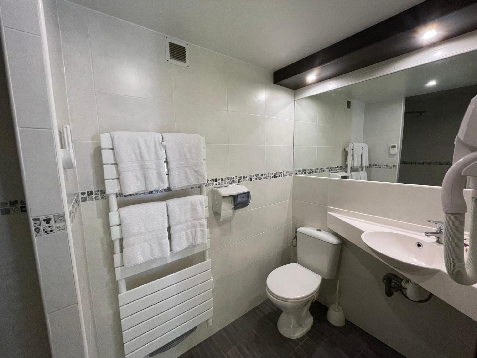 Brit Hotel St-Quentin/Nord Fayet  Zewnętrze zdjęcie