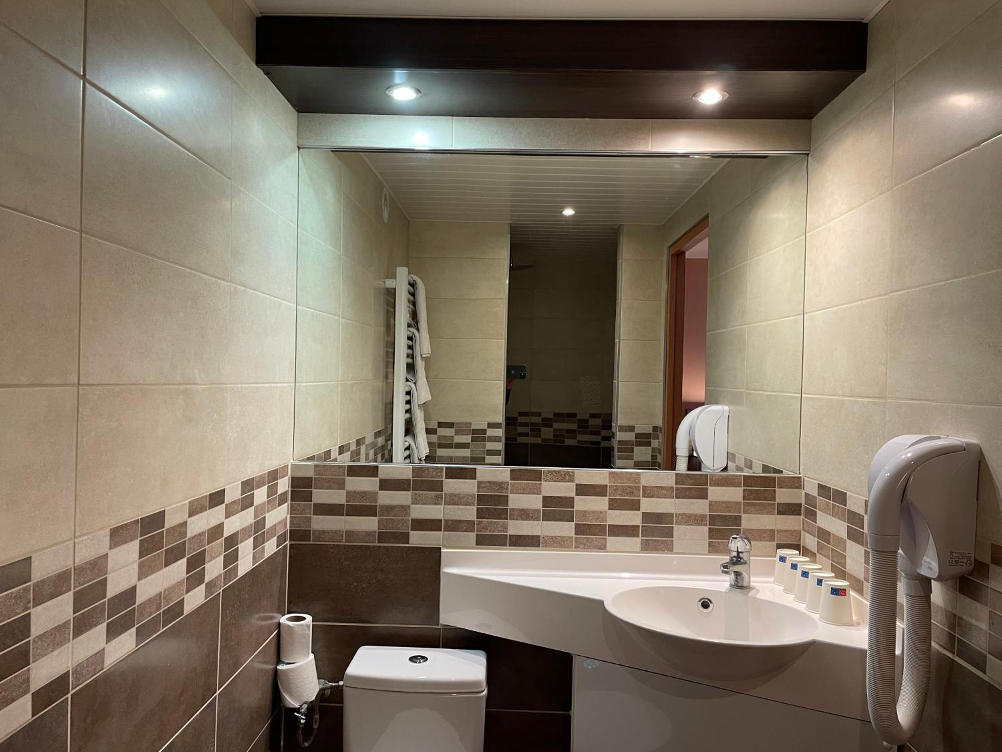 Brit Hotel St-Quentin/Nord Fayet  Zewnętrze zdjęcie