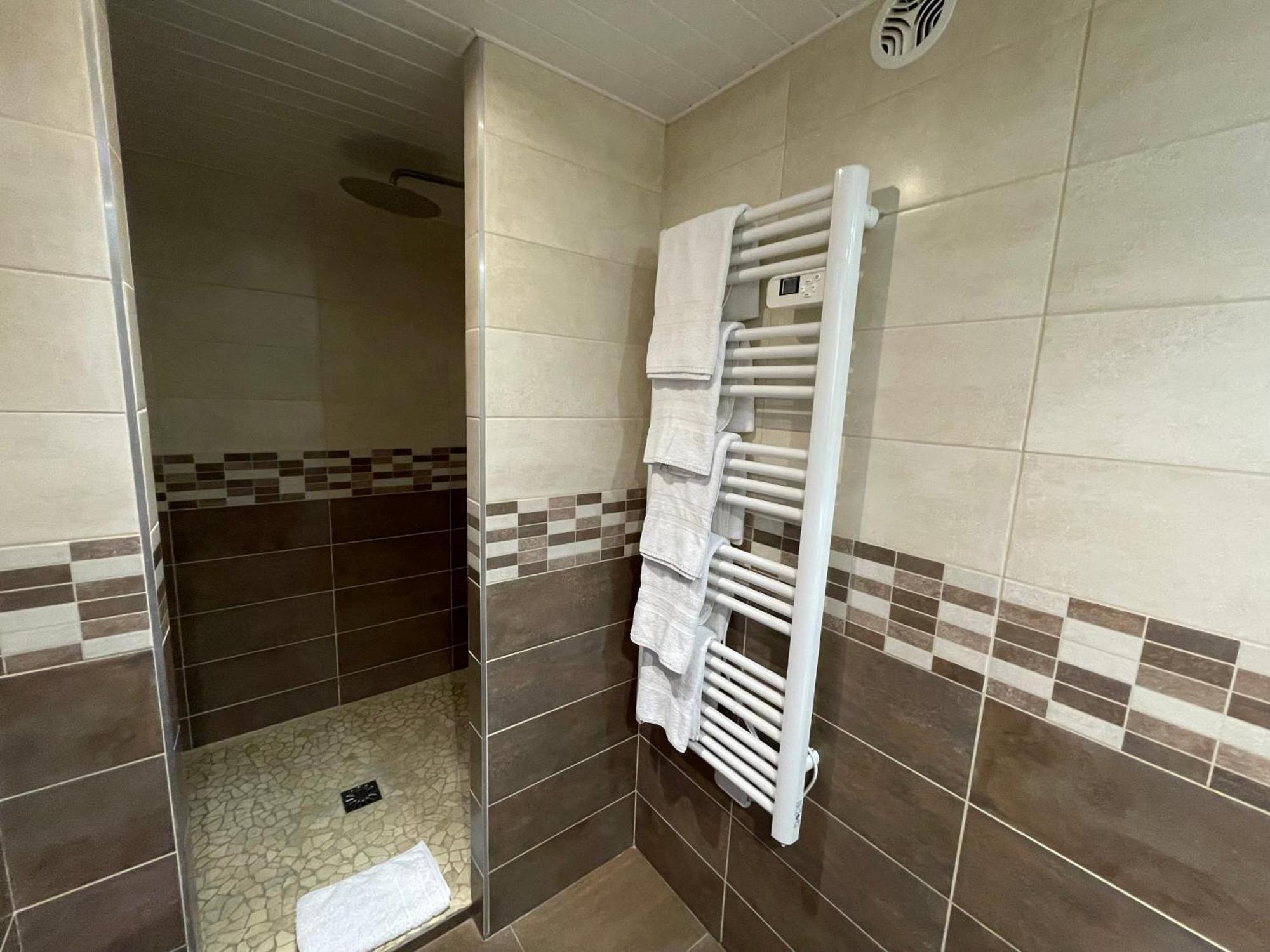 Brit Hotel St-Quentin/Nord Fayet  Zewnętrze zdjęcie