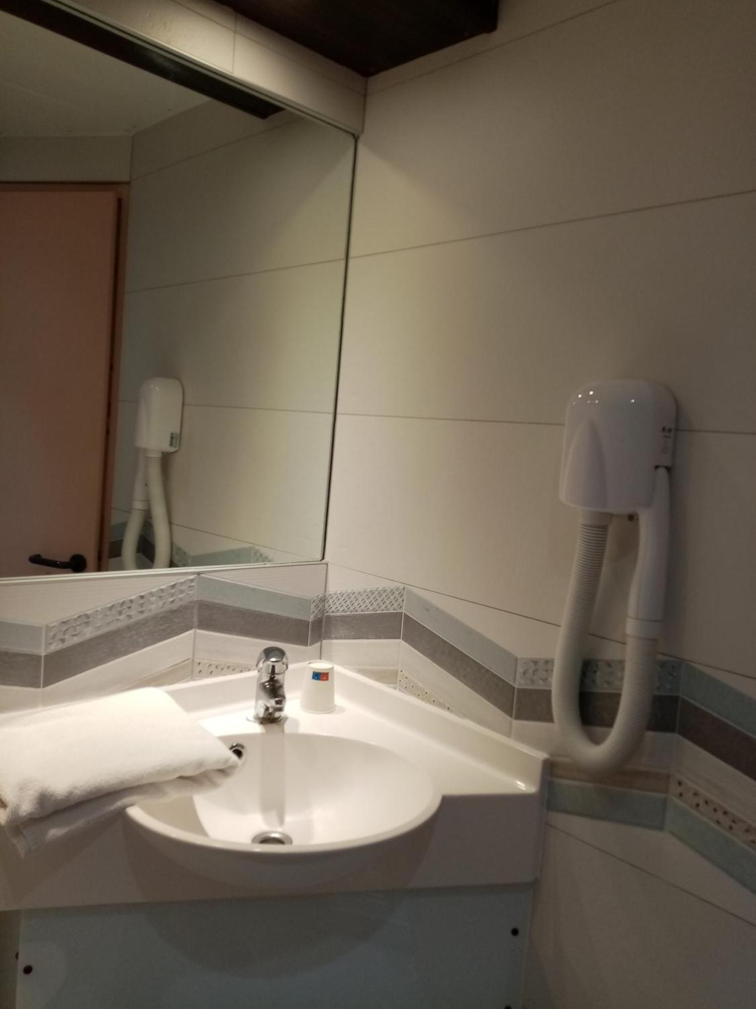 Brit Hotel St-Quentin/Nord Fayet  Zewnętrze zdjęcie
